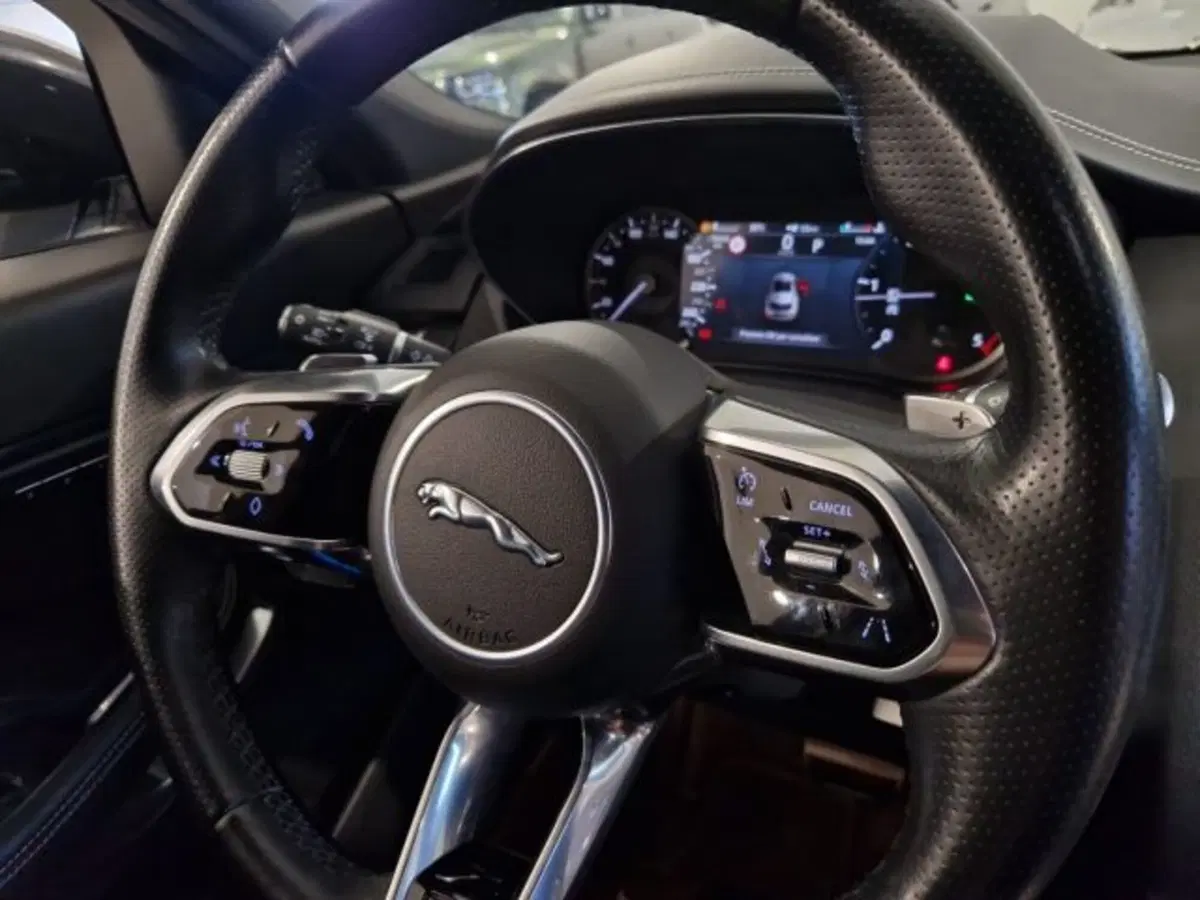 Jaguar E-Pace usata a Livorno (20)