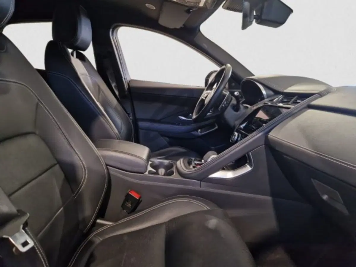 Jaguar E-Pace usata a Livorno (4)
