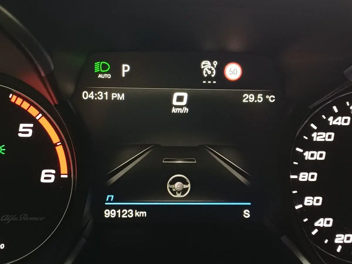 Alfa Romeo Stelvio usata a Modena (13)