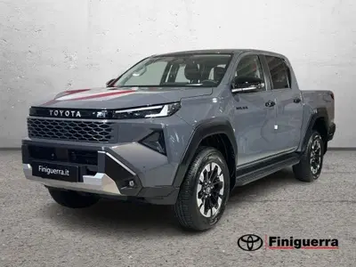 Toyota Hilux 2.8 d-4d 48V double cab Invincible auto nuova a Civate