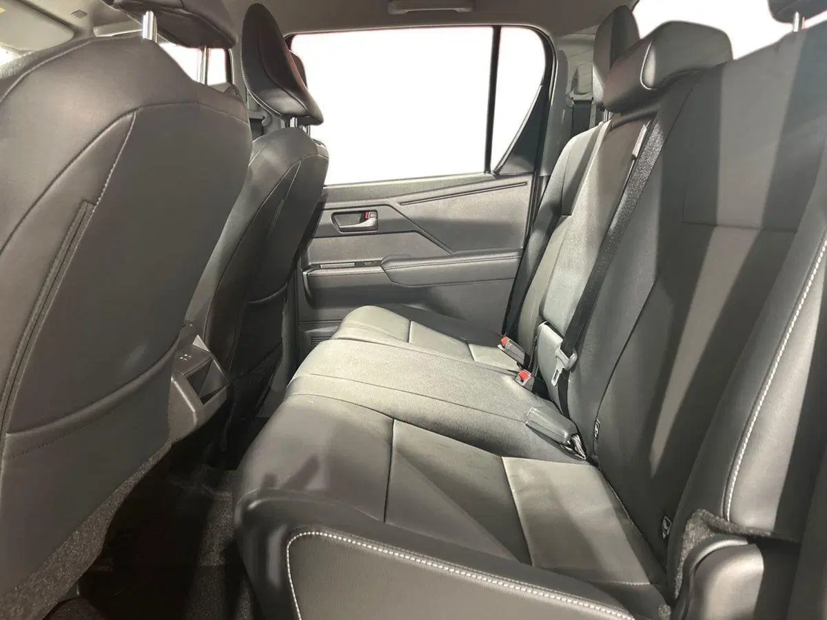 Toyota Hilux nuova a Lecco (11)