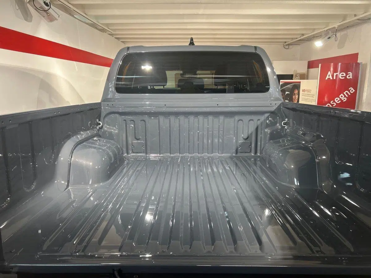 Toyota Hilux nuova a Lecco (12)