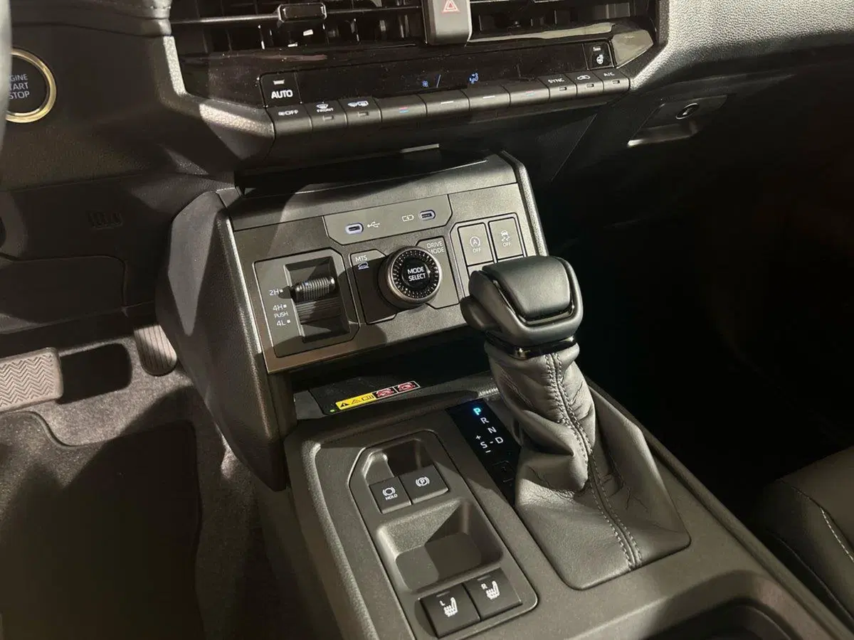 Toyota Hilux nuova a Lecco (13)
