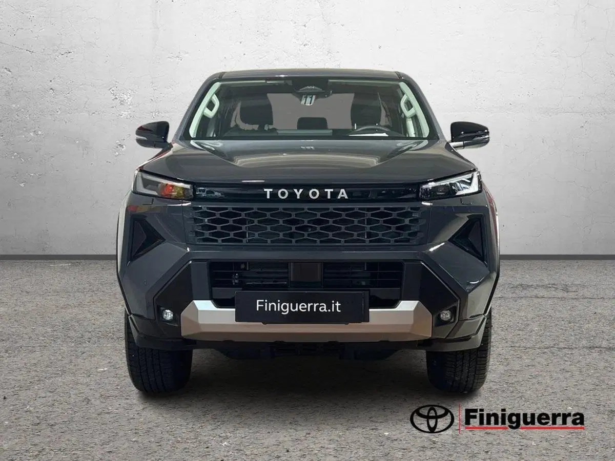 Toyota Hilux nuova a Lecco (2)