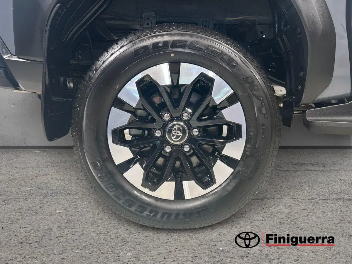 Toyota Hilux nuova a Lecco (7)