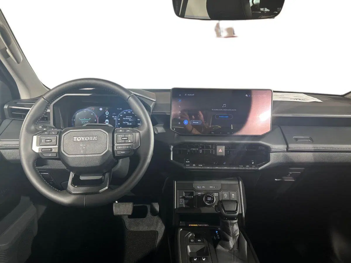 Toyota Hilux nuova a Lecco (8)