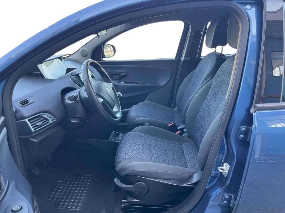 Lancia Ypsilon usata a Torino (9)