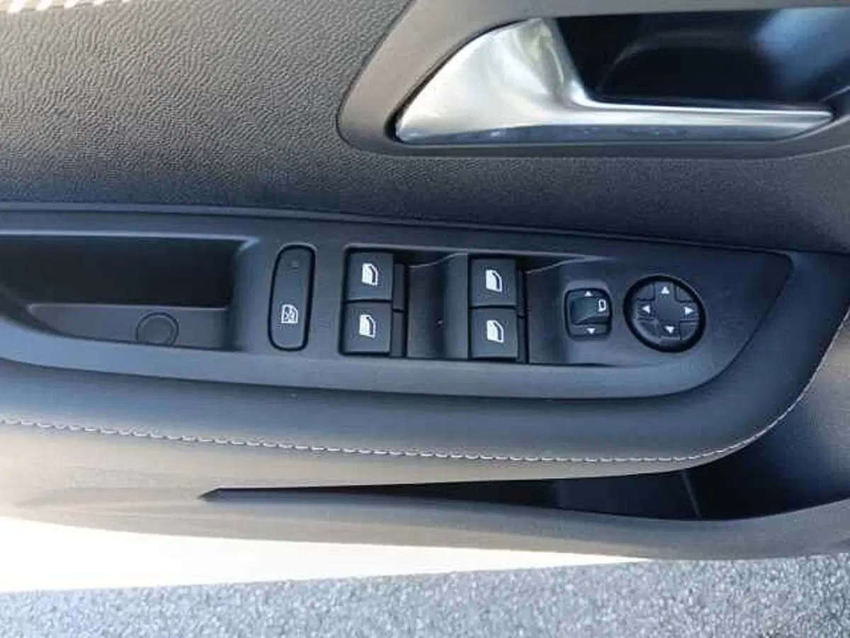 Peugeot 208 usata a Pesaro-Urbino (18)