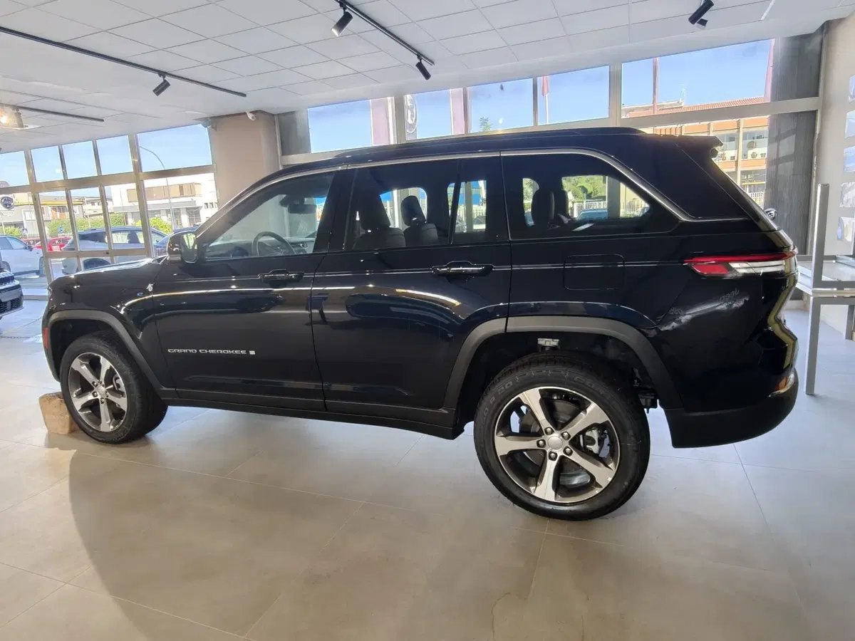 Jeep Grand Cherokee nuova a L'Aquila (3)