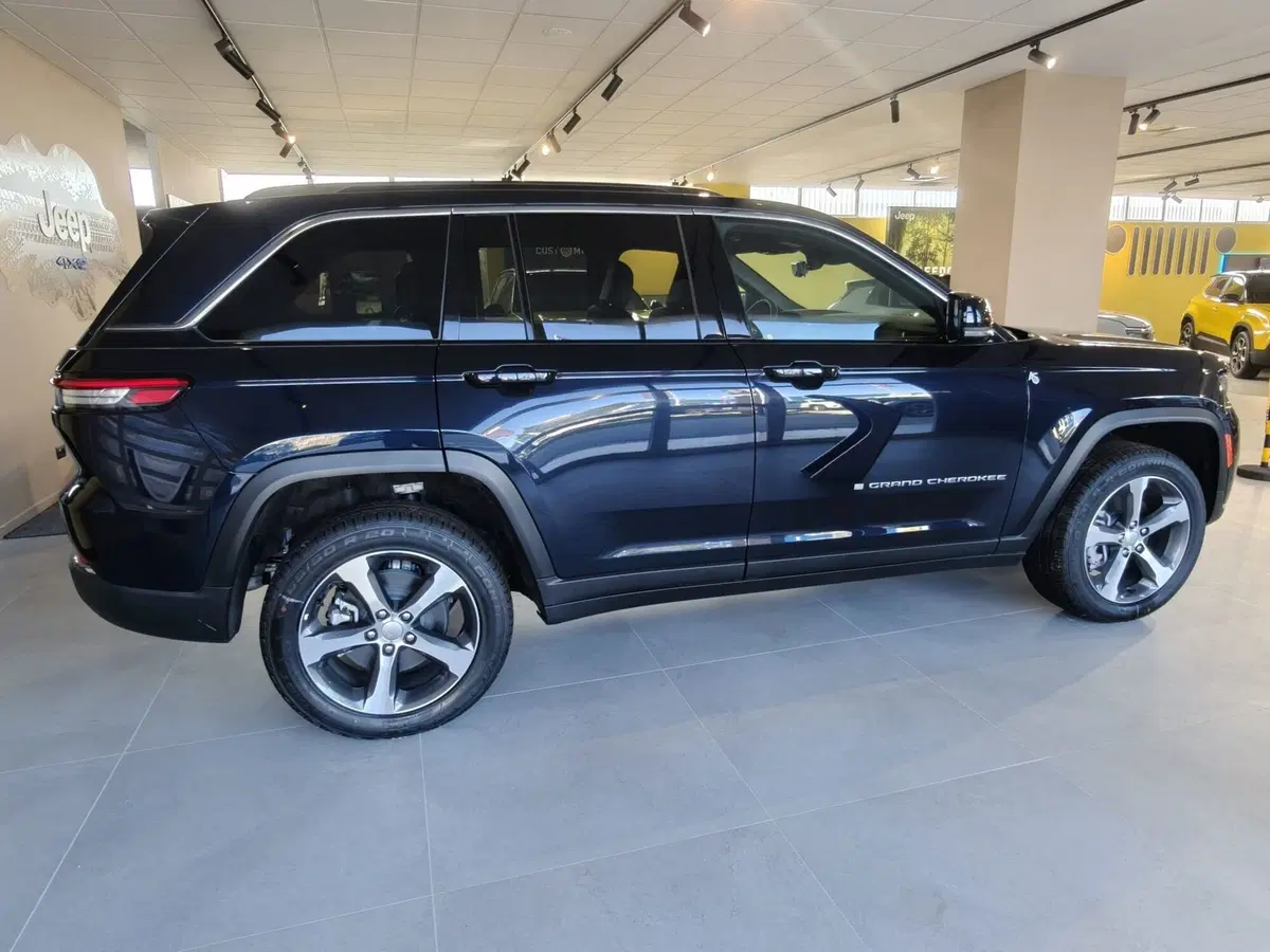 Jeep Grand Cherokee nuova a L'Aquila (5)