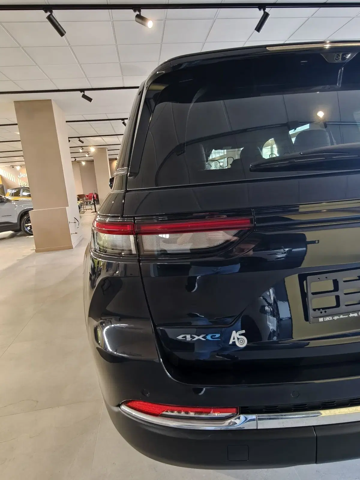 Jeep Grand Cherokee nuova a L'Aquila (8)