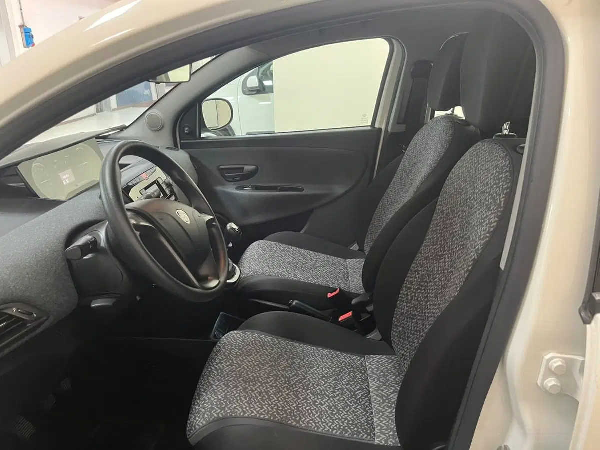 Lancia Ypsilon usata a Lucca (10)