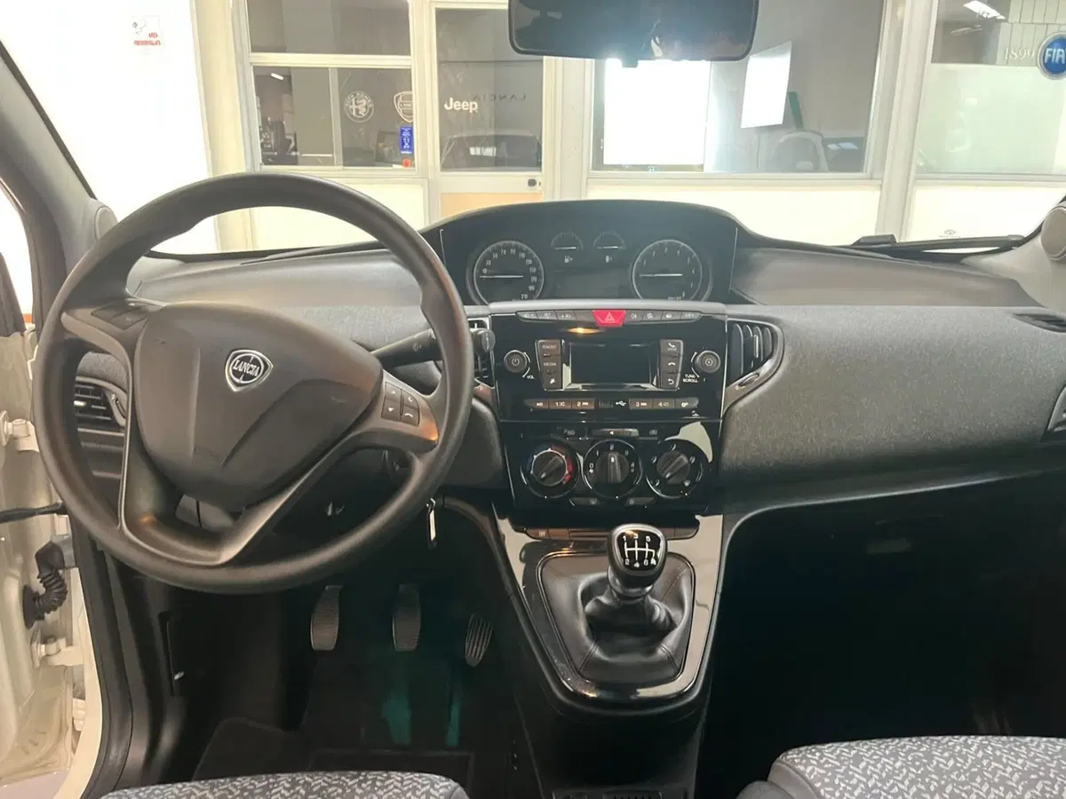 Lancia Ypsilon usata a Lucca (12)
