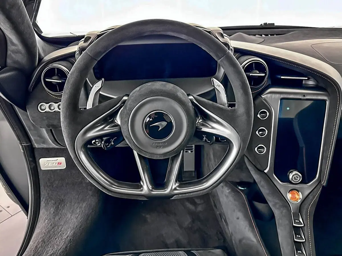 McLaren 750S Coupé nuova a Milano (10)
