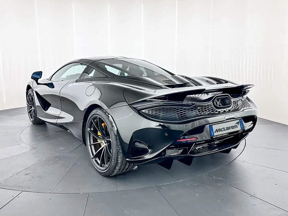 McLaren 750S Coupé nuova a Milano (4)