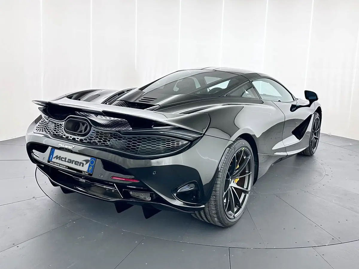 McLaren 750S Coupé nuova a Milano (6)