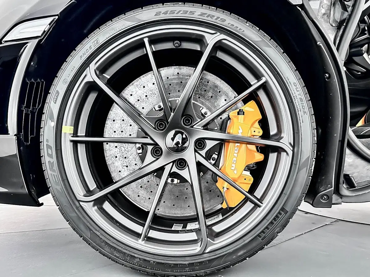 McLaren 750S Coupé nuova a Milano (7)