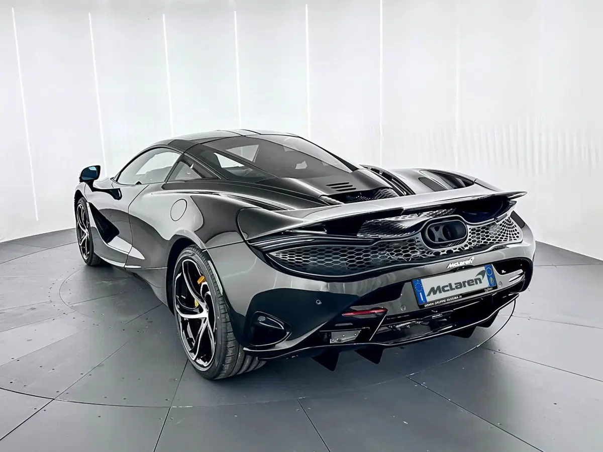 McLaren 750S Coupé nuova a Milano (4)