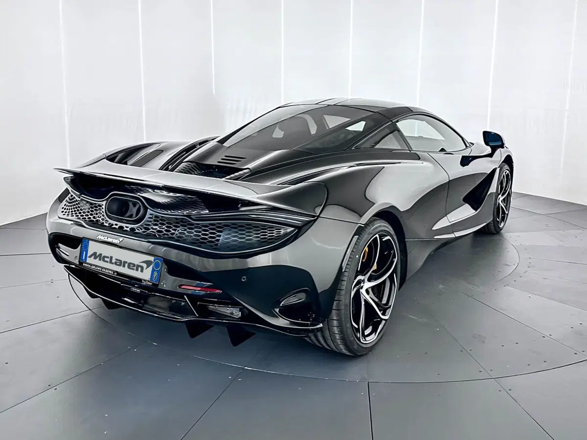 McLaren 750S Coupé nuova a Milano (6)