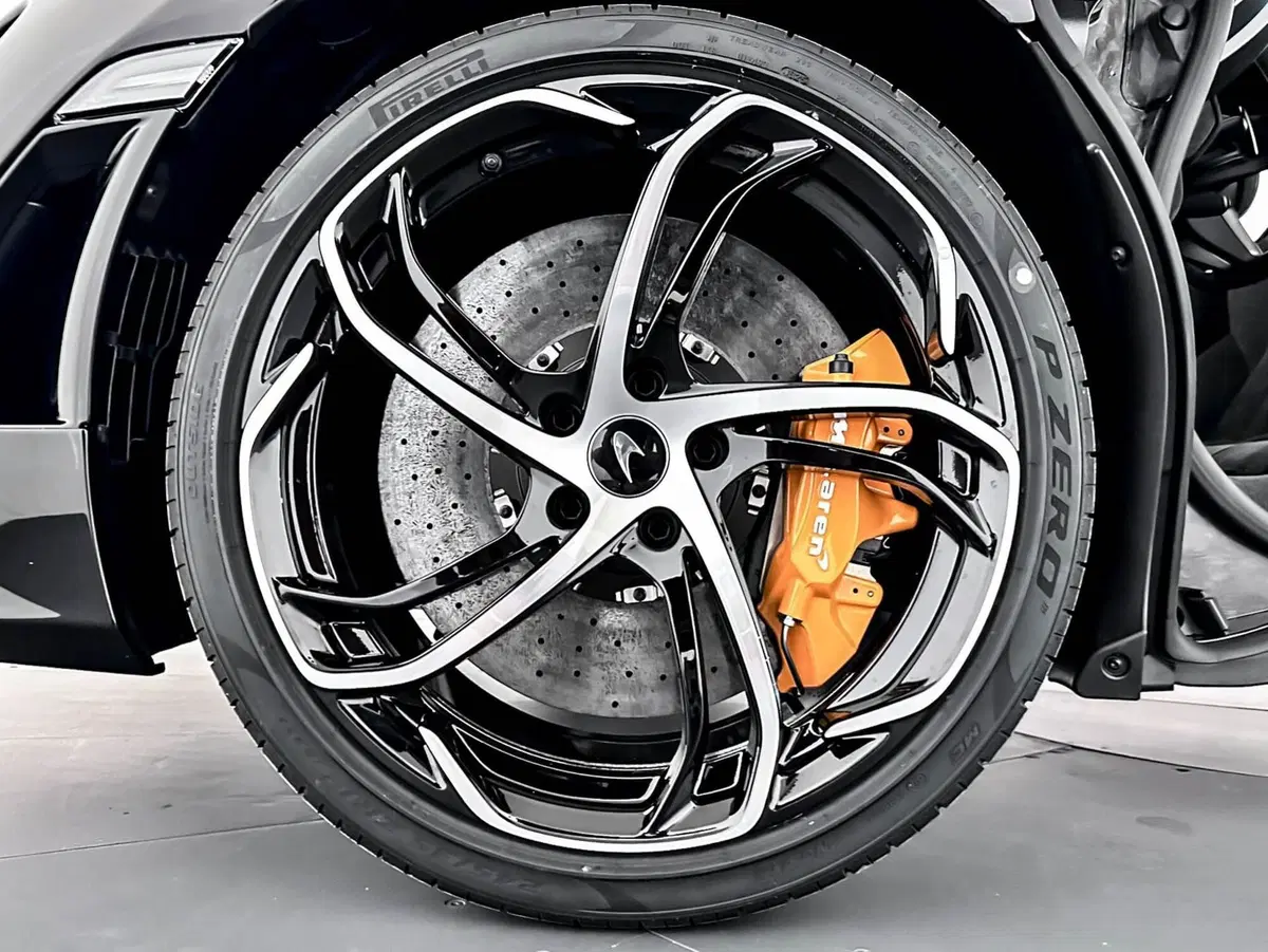 McLaren 750S Coupé nuova a Milano (7)