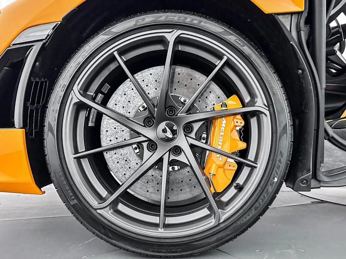 McLaren 750S Cabrio nuova a Milano (9)