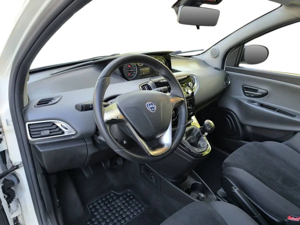 Lancia Ypsilon usata a Udine (10)