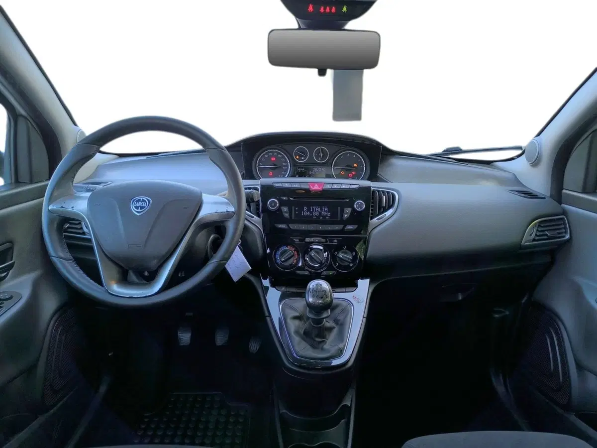 Lancia Ypsilon usata a Udine (11)
