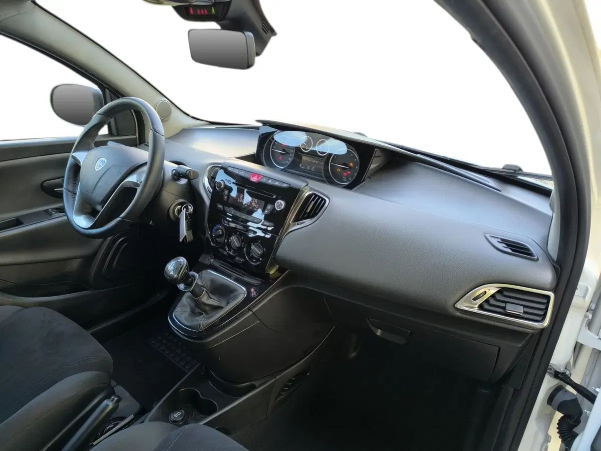 Lancia Ypsilon usata a Udine (12)