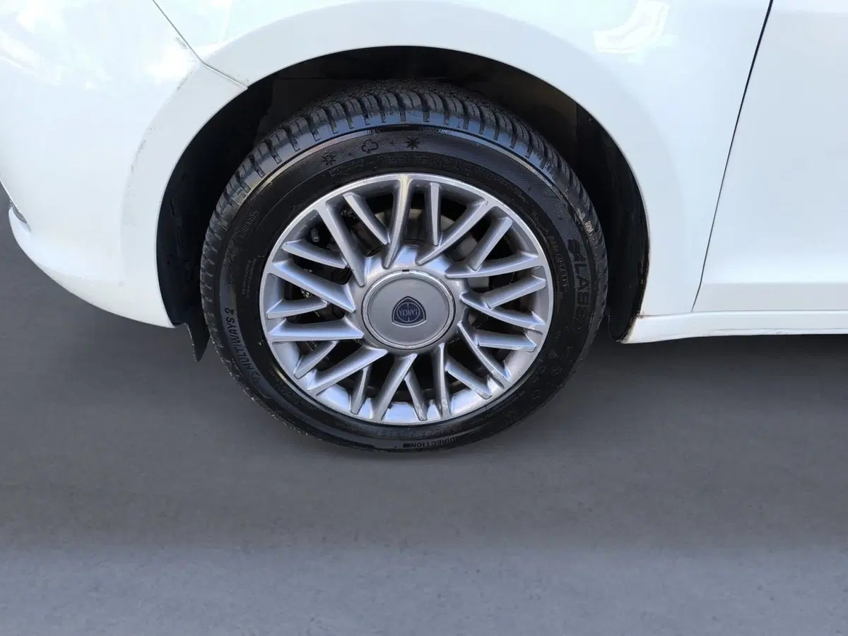 Lancia Ypsilon usata a Udine (7)