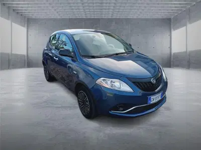 Lancia Ypsilon 1.0 FireFly 5 porte S&amp;S Hybrid Ecochic A. Ferretti del 2023 usata a Bari