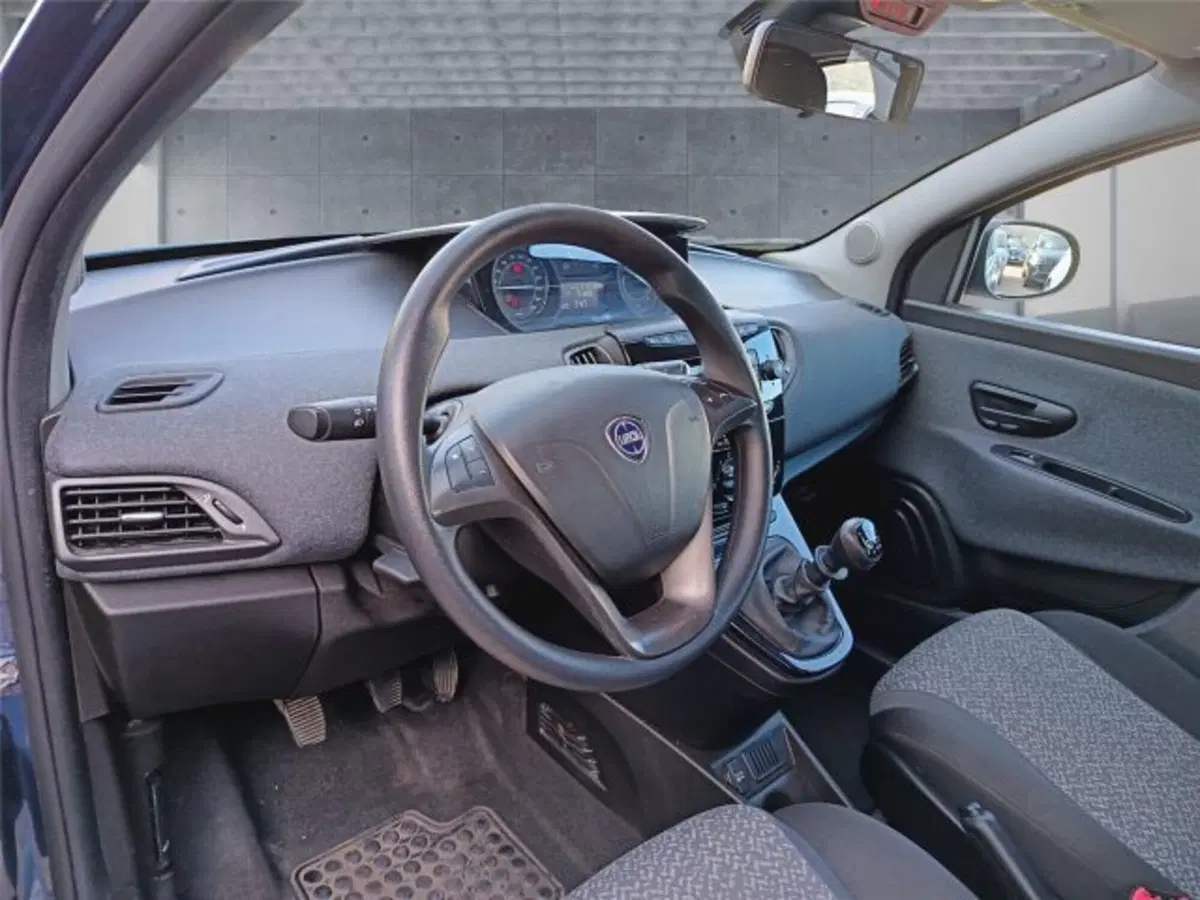 Lancia Ypsilon usata a Bari (10)