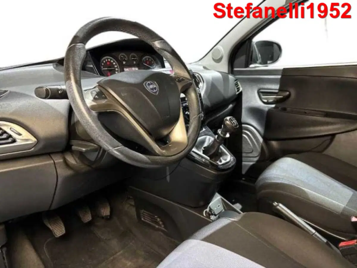 Lancia Ypsilon usata a Bologna (11)