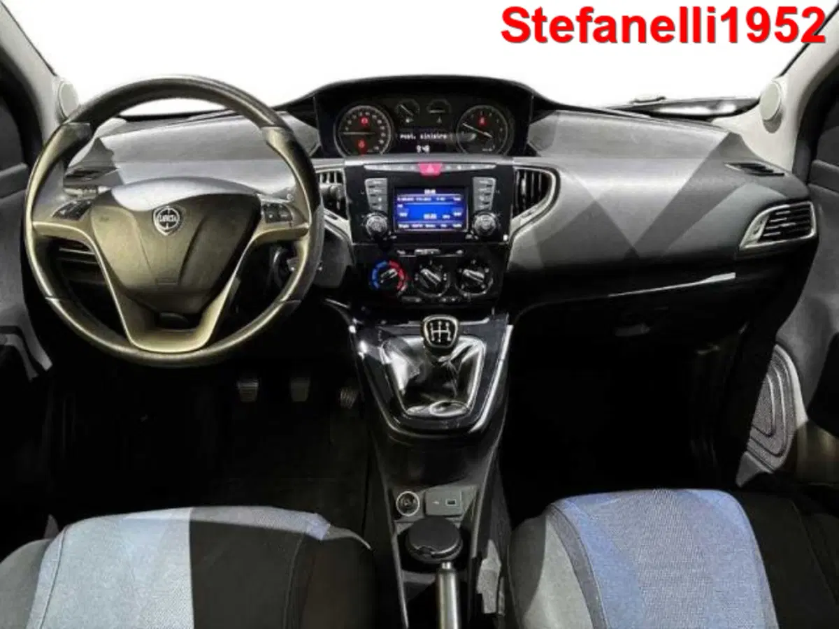 Lancia Ypsilon usata a Bologna (13)