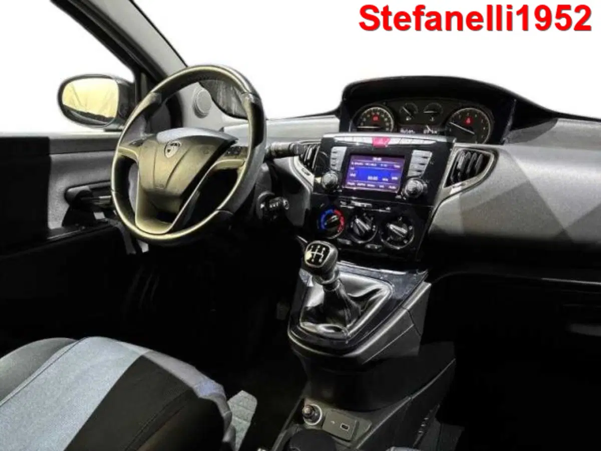 Lancia Ypsilon usata a Bologna (15)