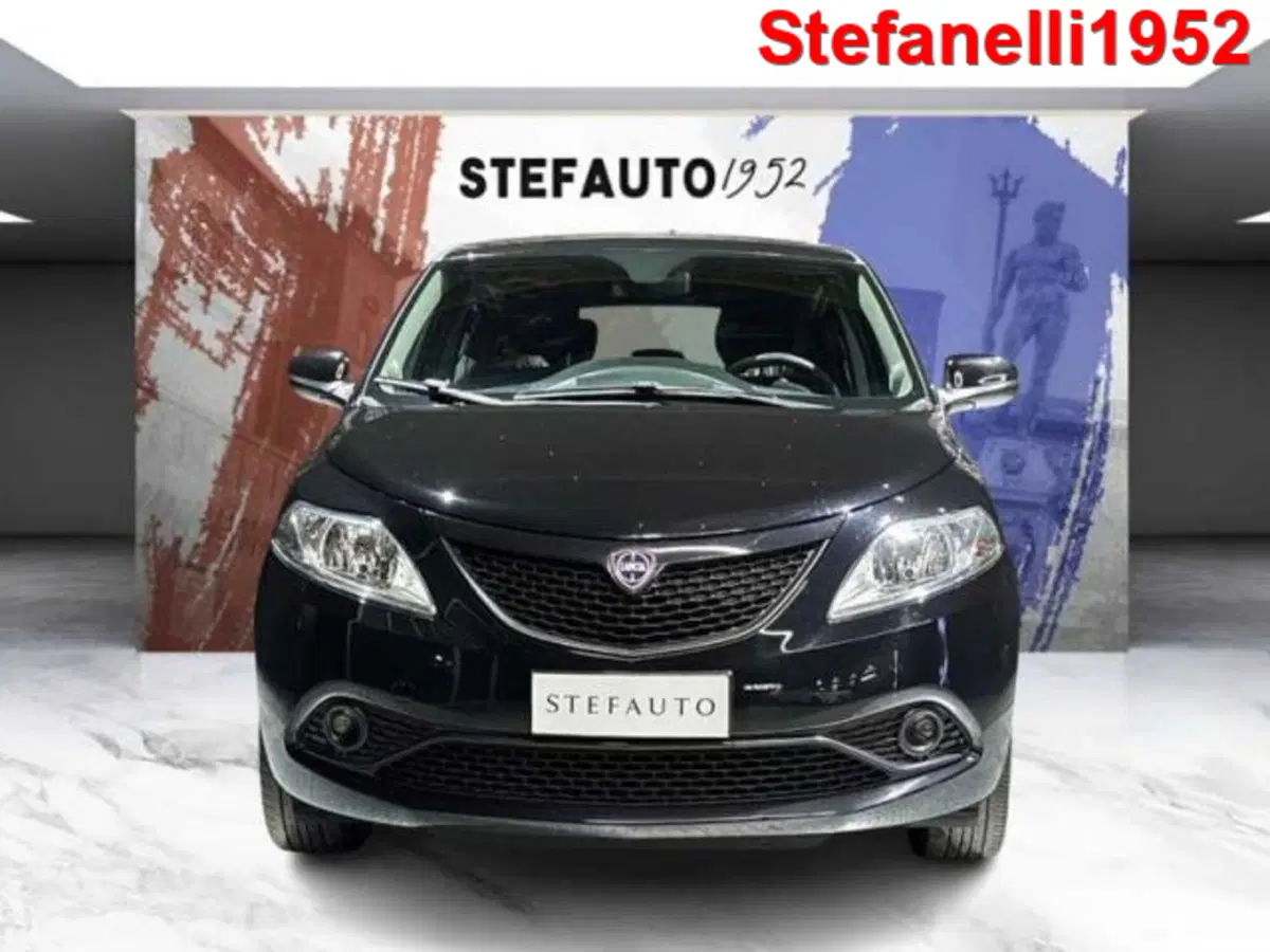 Lancia Ypsilon usata a Bologna (2)