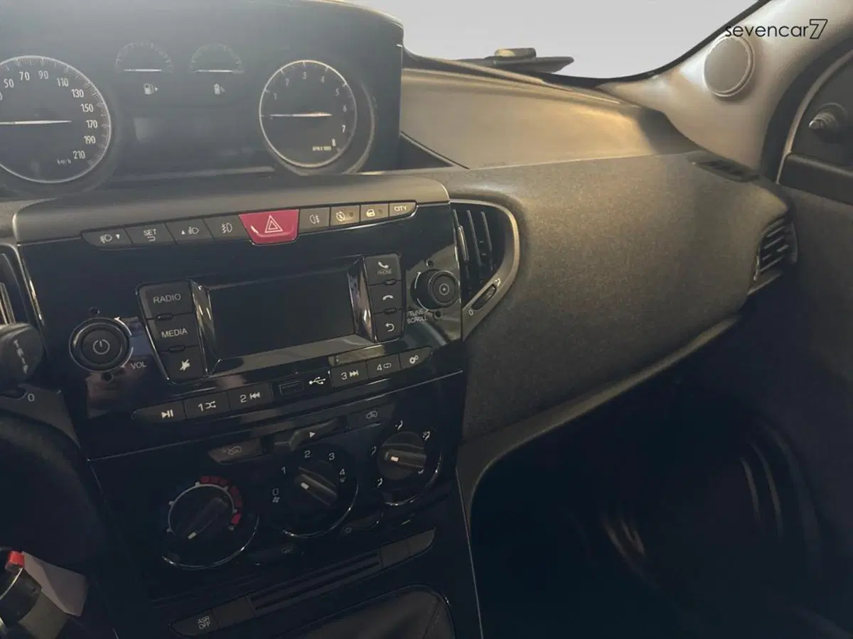Lancia Ypsilon usata a Verona (11)