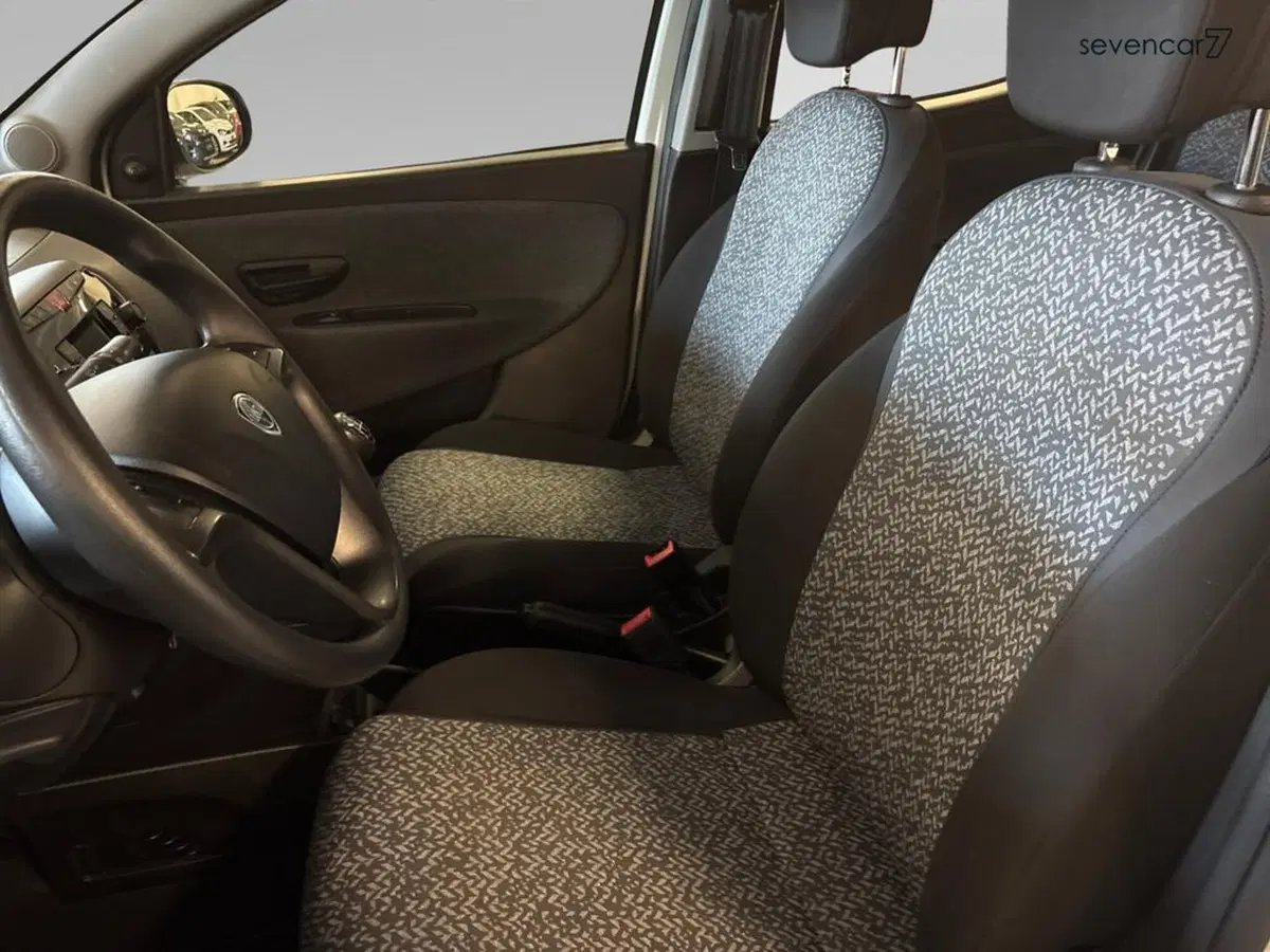 Lancia Ypsilon usata a Verona (15)