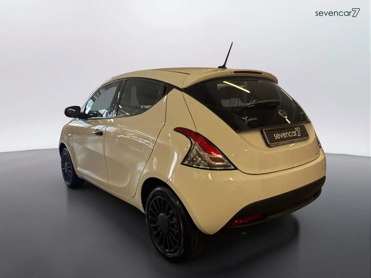 Lancia Ypsilon usata a Verona (7)
