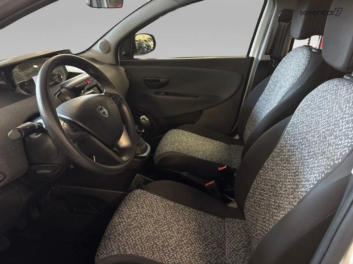Lancia Ypsilon usata a Verona (9)