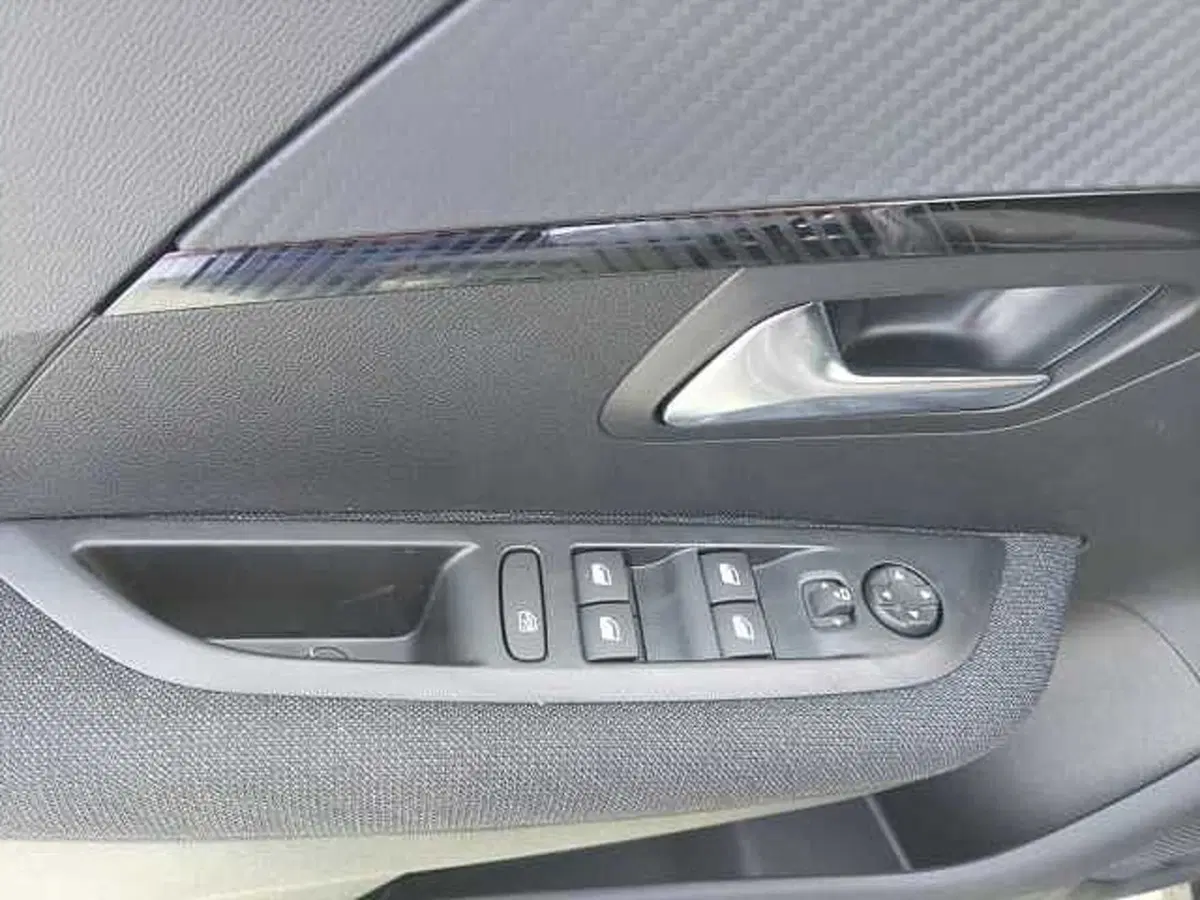 Peugeot 208 nuova a Treviso (8)