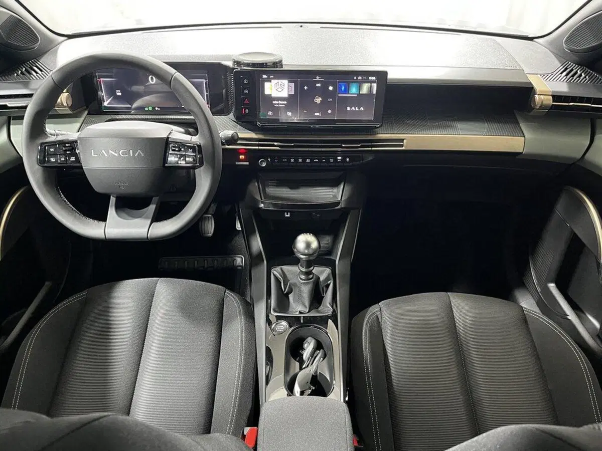 Lancia Ypsilon nuova a Sondrio (12)