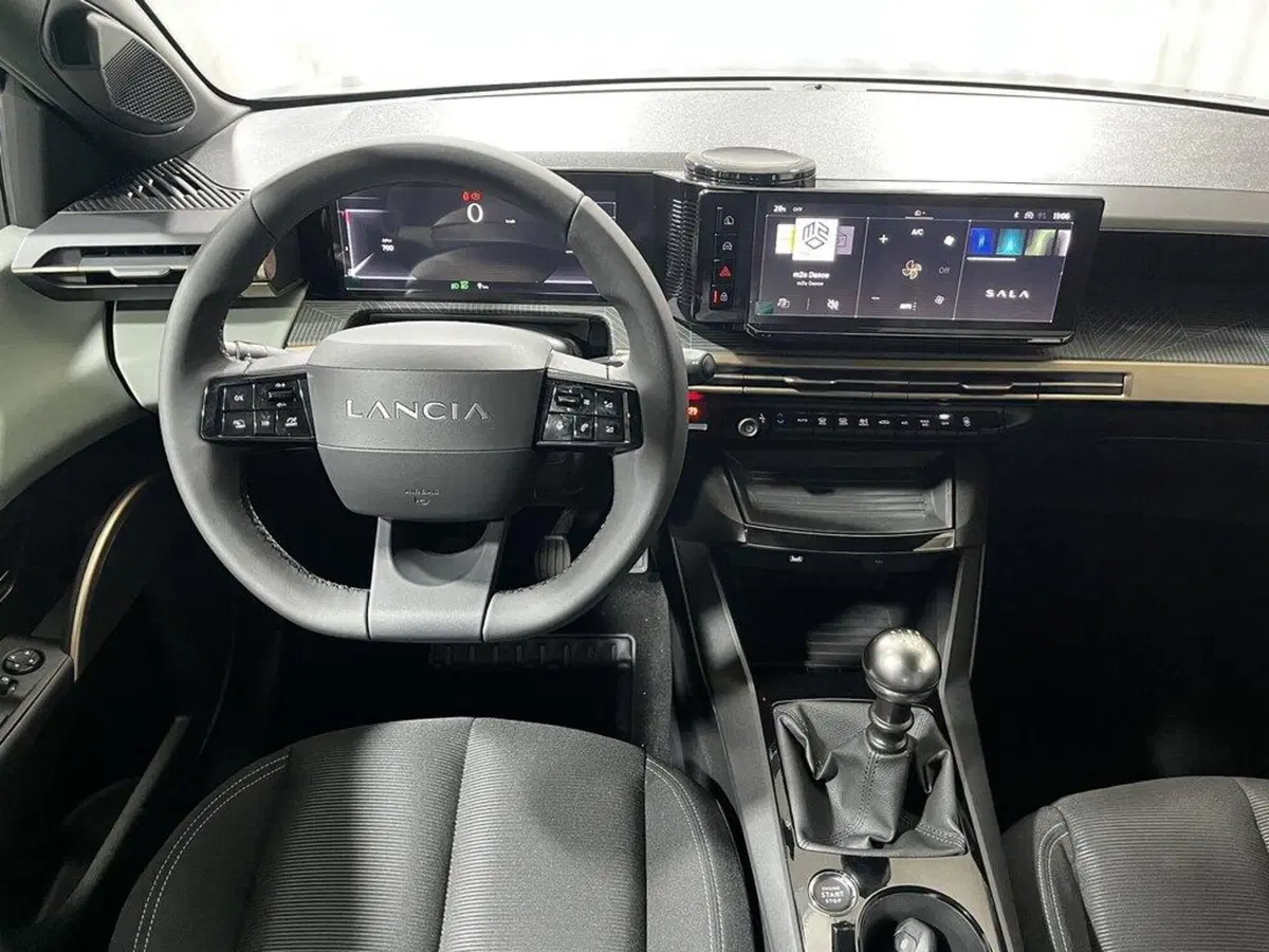 Lancia Ypsilon nuova a Sondrio (13)