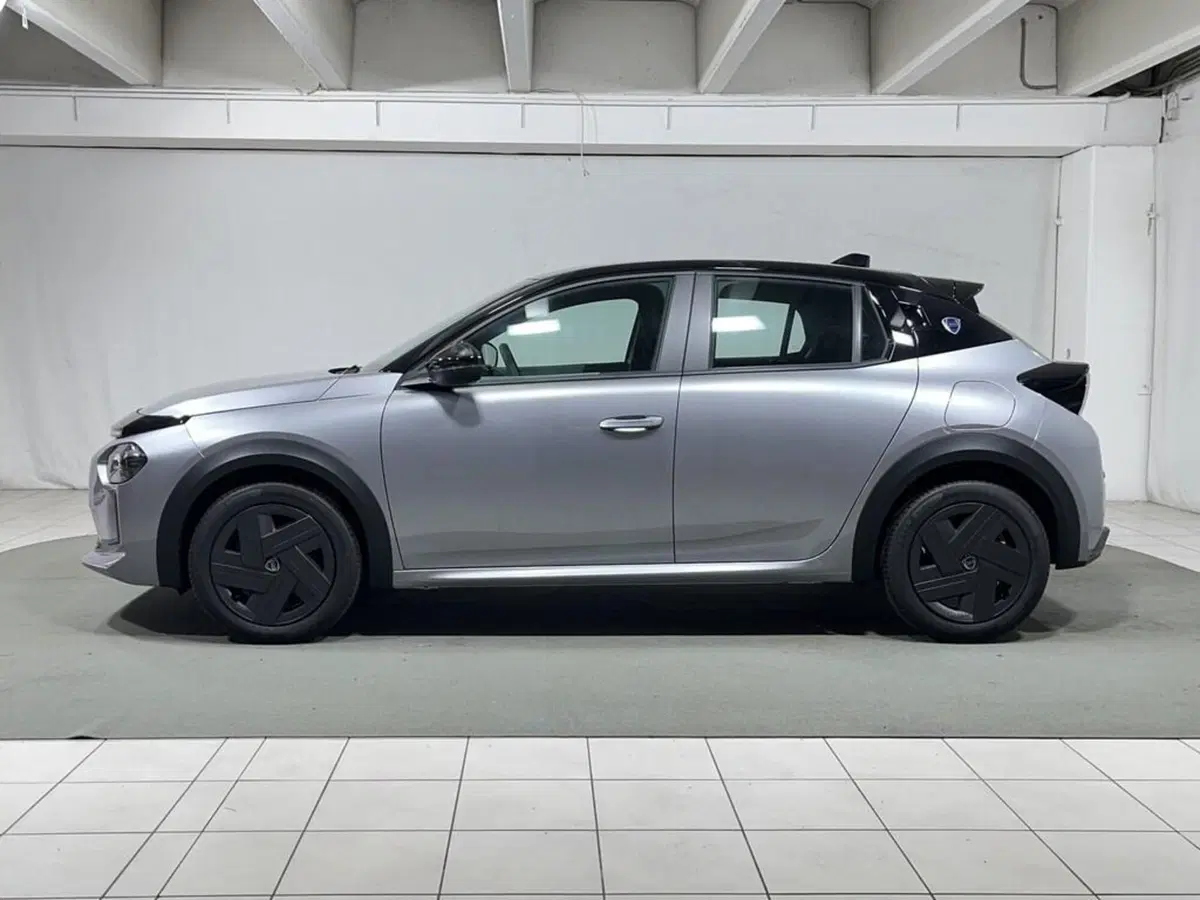Lancia Ypsilon nuova a Sondrio (2)