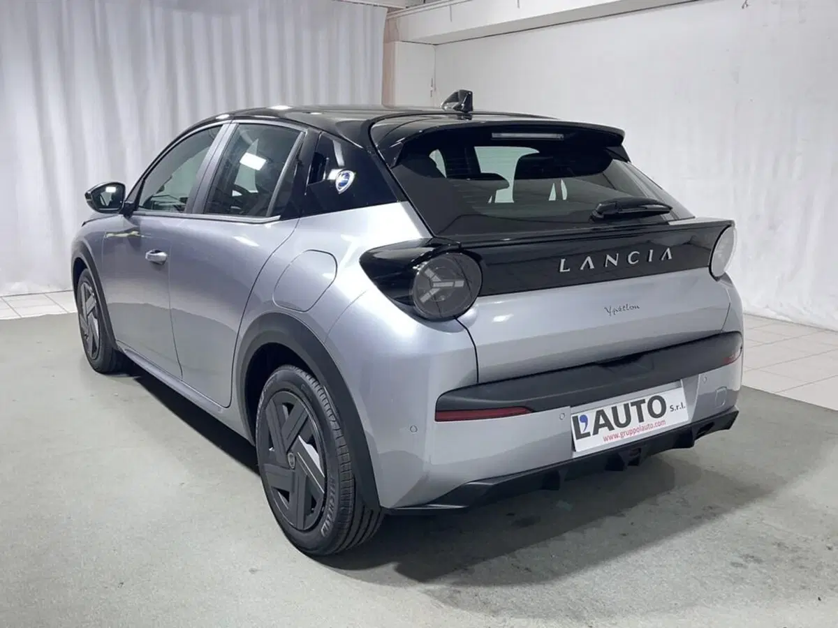 Lancia Ypsilon nuova a Sondrio (3)