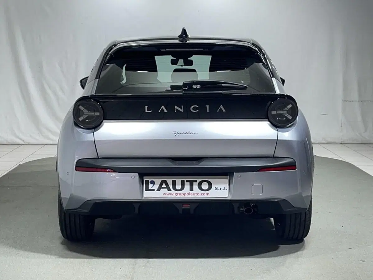 Lancia Ypsilon nuova a Sondrio (4)