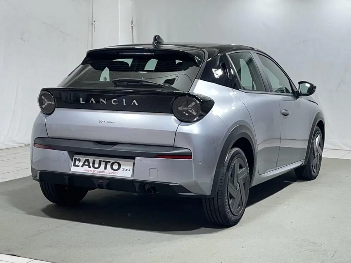Lancia Ypsilon nuova a Sondrio (5)