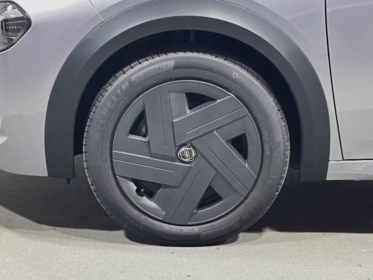 Lancia Ypsilon nuova a Sondrio (9)