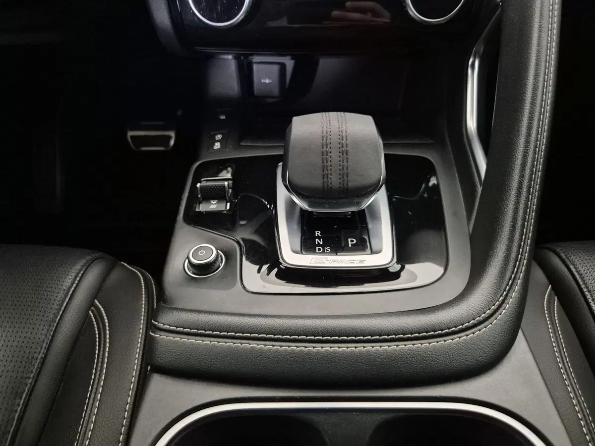 Jaguar E-Pace usata a Torino (10)