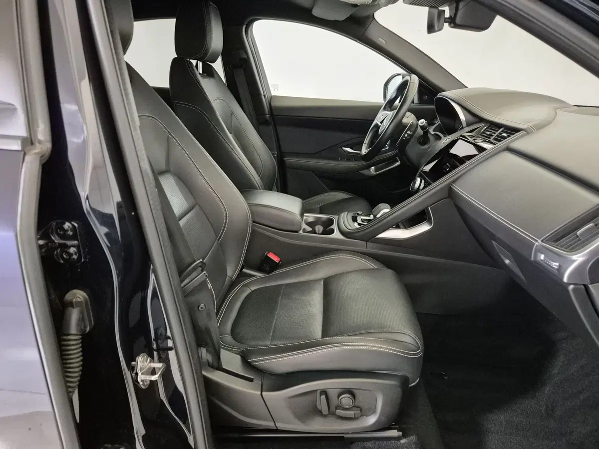 Jaguar E-Pace usata a Torino (3)
