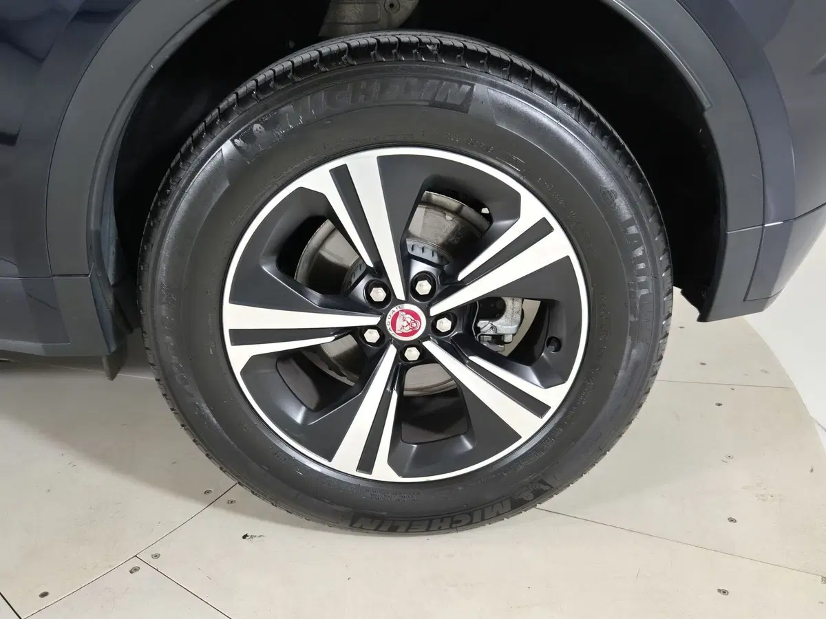 Jaguar E-Pace usata a Torino (9)